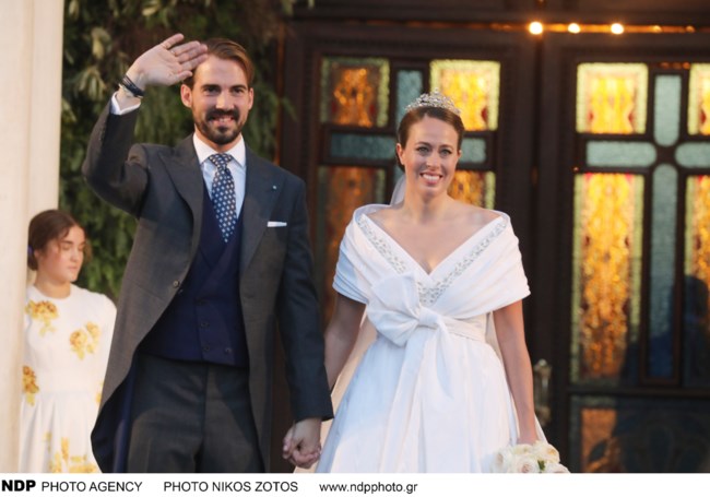 Νίνα Φλορ: Το δεύτερο bridal look Chanel που φόρεσε στη δεξίωση του γάμου της και ο αμήχανος χορός με τον Φίλιππο