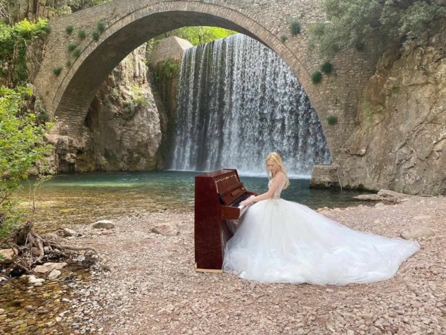 Θεσσαλονίκη: Η "ιπτάμενη" πιανίστρια προσγειώνεται στο Θέατρο Αθήναιον και παίζει πιάνο με το ολόγραμμά της