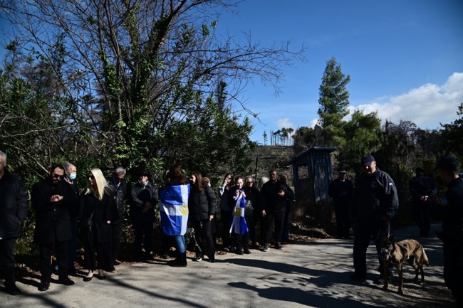 Κηδεία τέως βασιλιά Κωνσταντίνου: Πλήθος κόσμου στο Τατόι για την ταφή