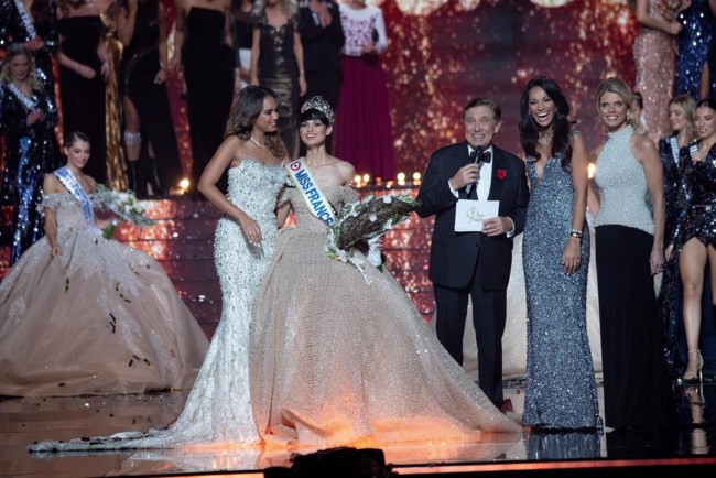 Σάλος με τη νέα Miss France με το δυναμικό look - "Είμαι κάτι παραπάνω από μια κοπέλα με κοντά μαλλιά" απαντά η νέα εστεμμένη