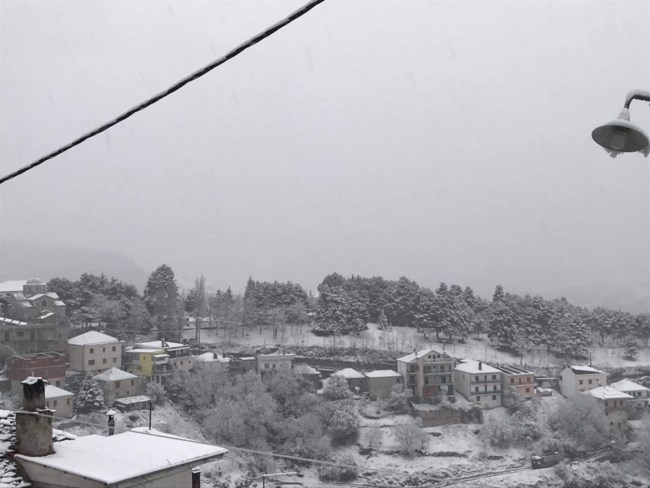 Χριστουγεννιάτικος καιρός λίγο πριν τον Μάιο - Χιόνια έως 15 εκατοστά σε Θεσσαλία και Ηπειρο [εικόνες]