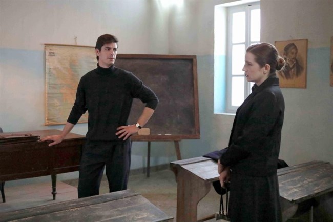 Άγριες Μέλισσες spoiler: Απόψε η Θεοδοσία βάφει τα χέρια της με αίμα - "Σπρώχνει" και εγκαταλείπει την Ελένη στον γκρεμό