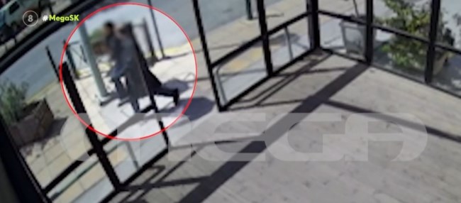 Μαρούσι: Συναγερμός για τον "δράκο" με την καπαρντίνα που παρενοχλεί ανήλικες – Καρέ καρέ η δράση του  [Βίντεο]