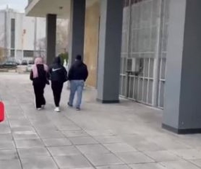 Επίθεση 16χρονου στον αδερφό του: Συντετριμμένη η μητέρα - "Μαμά, είσαι ο βράχος μου", της είπε ο αδερφός του πριν το μαχαίρωμα