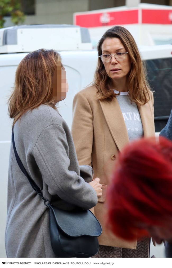 Βίκυ Καγιά: Με σοφιστικέ σύνολο στο κέντρο της Αθήνας