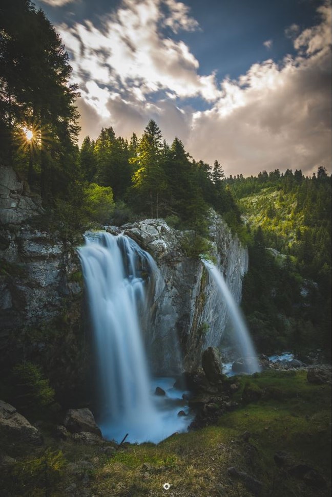 Το φυσικό μεταλλικό νερό που αναβλύζει σε ένα επιβλητικό περιβάλλον και έχει σαρώσει στα βραβεία ποιότητας