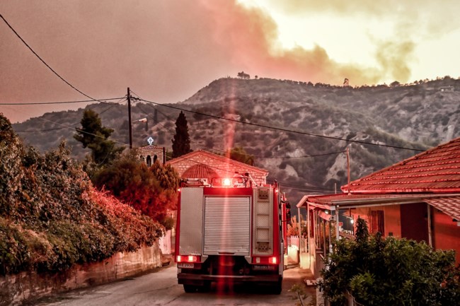 Φωτιά στην Κορινθία: Δεν θα σβήσουν ούτε σήμερα οι φλόγες - Νέο μήνυμα από το 112, συνεχείς αναζωπυρώσεις [εικόνες - βίντεο]