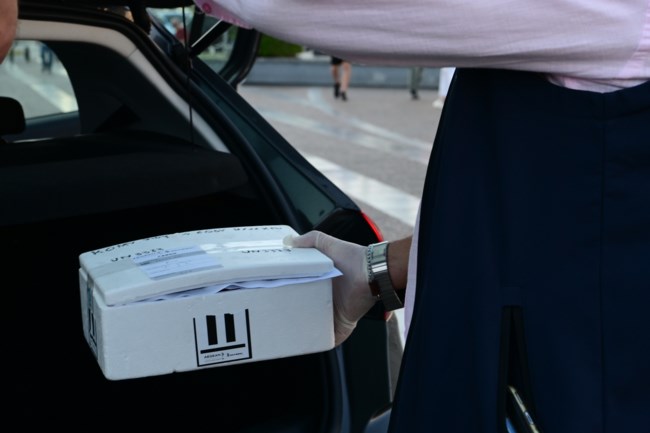 Απόστρατος αξιωματικός της ΕΛΑΣ πίσω από τον φάκελο με τη σκόνη στον Παχατουρίδη