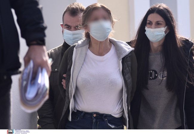 Πήρε νέα προθεσμία η Αλβανίδα εικαστικός: "Ο εγκληματίας είναι ο οφθαλμίατρος, έχει πλαστό πτυχίο", φώναζε [εικόνες]