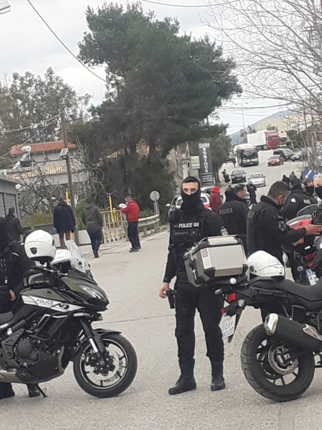 Φαρ ουέστ στο Μενίδι τα ξημερώματα: Καταδίωξη με πυροβολισμούς και έναν αστυνομικό τραυματία