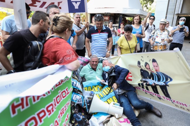 Ενταση έξω από το υπουργείο Οικονομικών - Απωθήθηκε και έπεσε κάτω ο πρόεδρος της ΠΟΕΔΗΝ [εικόνες]
