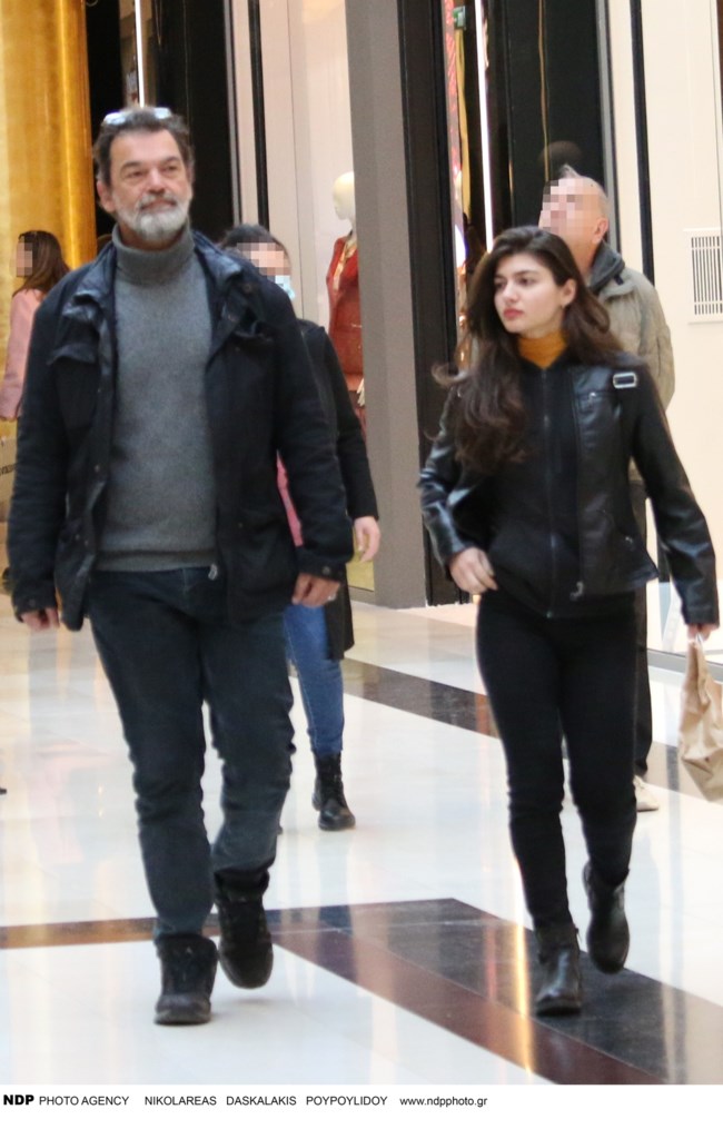 Σπάνια εμφάνιση: Ο Κωνσταντίνος Καζάκος με την 25χρονη σύντροφό του για ψώνια στα βόρεια προάστια [Εικόνες]