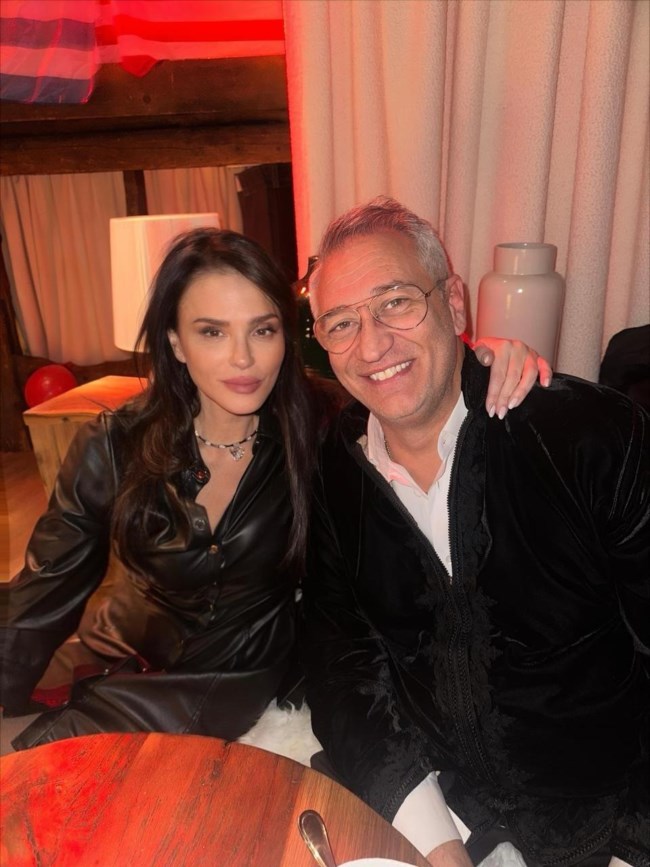 Σήλια Κριθαριώτη: Η λαμπερή εμφάνιση σε ελληνικό γλέντι στο κοσμοπολίτικο Γκστάαντ