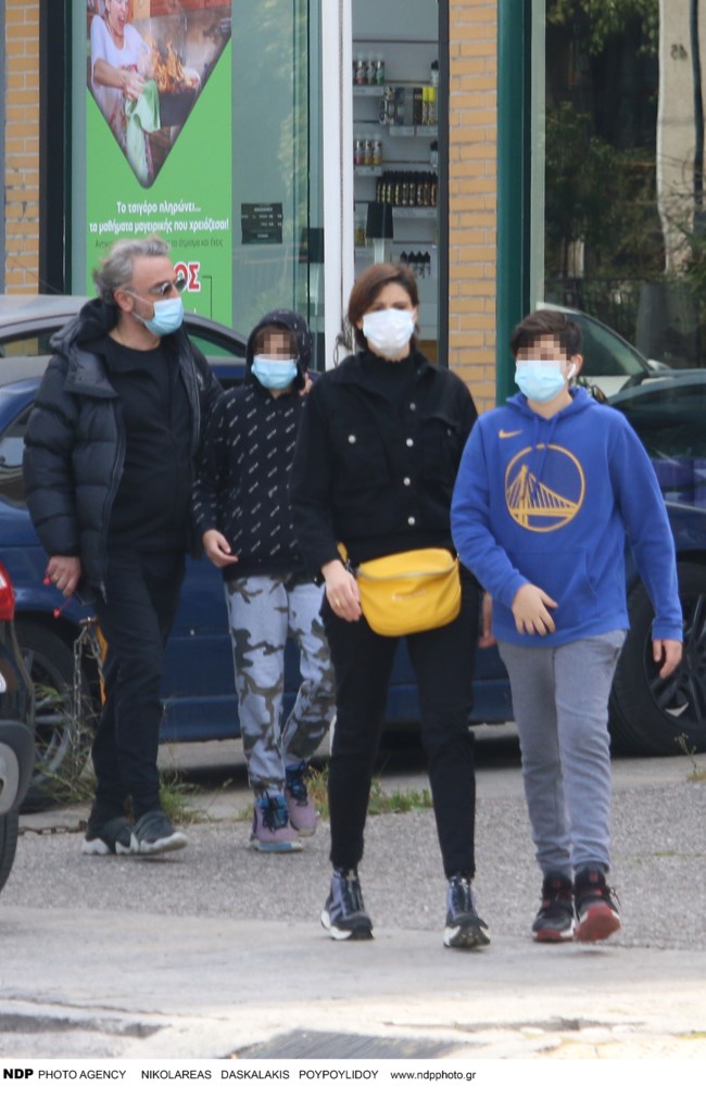 Άννα Μαρία Παπαχαραλάμπους: Stylish εμφάνιση στο Ψυχικό μαζί με τον σύζυγο και τους γιους της