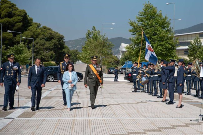 Εντυπωσιακές εικόνες: Τα ξίφη στους νέους και νέες ανθυποσμηναγούς από την Πρόεδρο της Δημοκρατίας