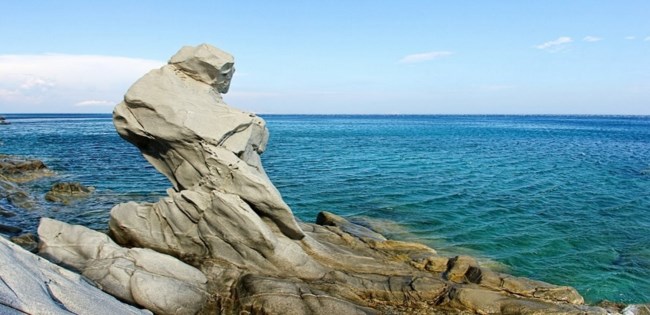 Ευγενία Σαμαρά: Ποζάρει με το λευκό μπικίνι της σε διάσημη παραλία της Ικαρίας - Ο μύθος της "Γριάς Κακοπεράτου"