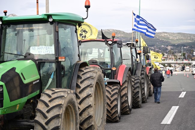 Με φορτηγά μεταφέρουν τα τρακτέρ οι αγρότες: Στις 16:00 το μεγάλο συλλαλητήριο μπροστά από τη Βουλή