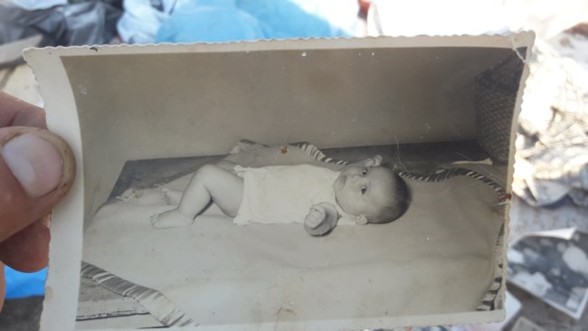 Αναμνήσεις μιας ζωής πεταμένες στα σκουπίδια – Φωτογραφίες, γράμματα, ημερολόγια και νυφικά "ξεφορτωμένα" ως μπάζα