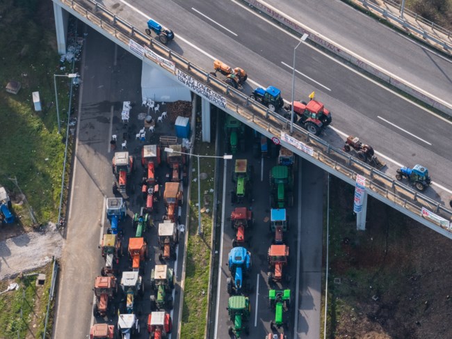 Σκληραίνουν τη στάση τους αγρότες και κυβέρνηση: Ο "εμφύλιος" στα μπλόκα και το plan B με πρόστιμα στα τρακτέρ