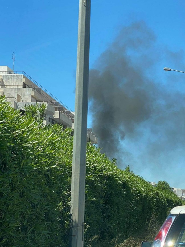 Συναγερμός στον Πειραιά για φωτιά σε εγκαταλελειμμένο κτίριο [Εικόνες}