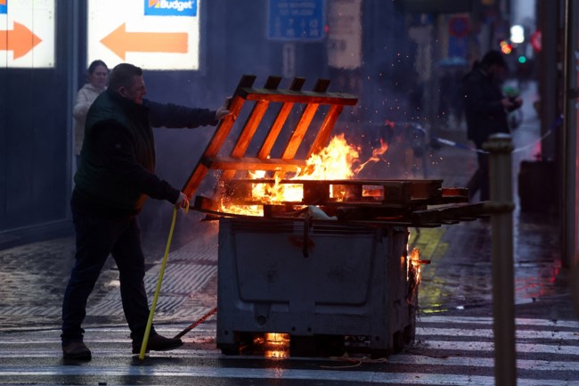 Πόλεμος στους δρόμους των Βρυξελλών με τους αγρότες: Φωτιά σε λάστιχα και κανόνια νερού [εικόνες - βίντεο]