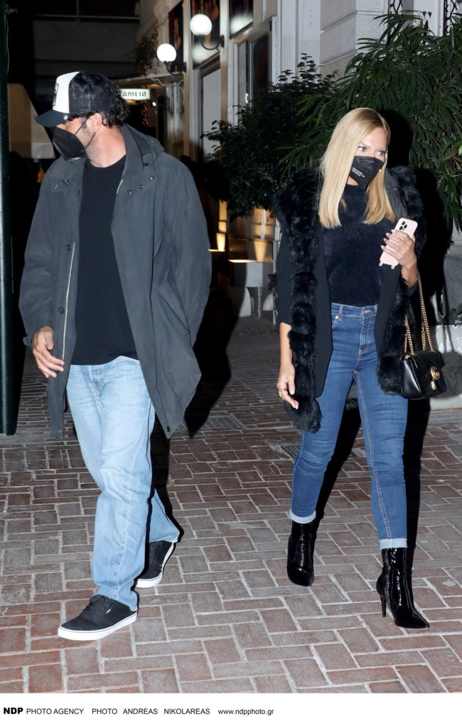 Ιωάννα Μαλέσκου: Αμήχανη στο θέατρο με skinny jeans, μαύρα μποτίνια και τον σύντροφό της
