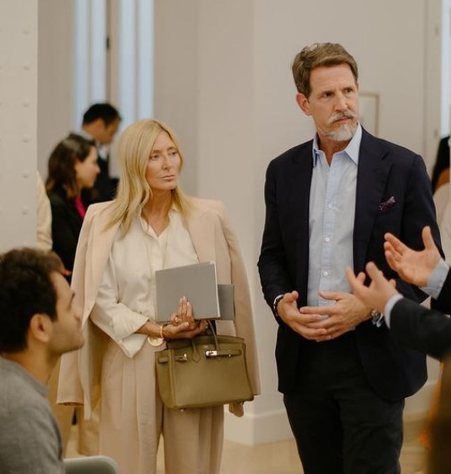 Μαρί Σαντάλ: Business chic στη Μαδρίτη με κοστούμι στο χρώμα της άμμου, Hermes τσάντα και τα πιο κομψά σνίκερς