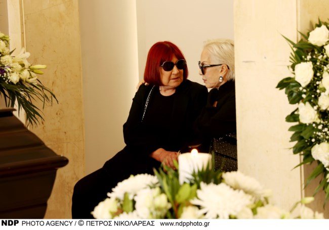 Συγκίνηση στο τελευταίο αντίο στη Μάρθα Καραγιάννη - Ποιοι πήγαν [εικόνες]