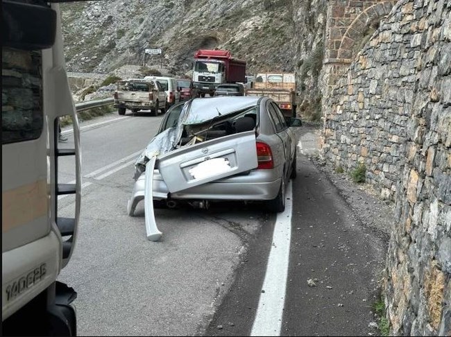 Ρέθυμνο: Αποκολλήθηκε βράχος στο Φαράγγι Κουρταλιώτη και έπεσε πάνω σε ΙΧ - Από θαύμα γλίτωσαν οι επιβάτες