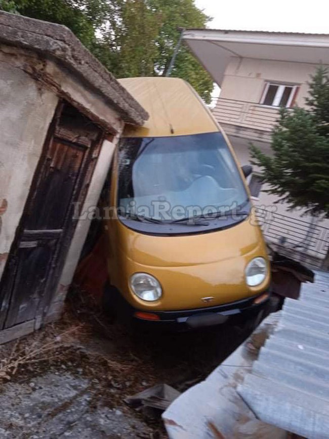 Φθιώτιδα: Αυτοκίνητο προσγειώθηκε μέσα σε... σπίτι