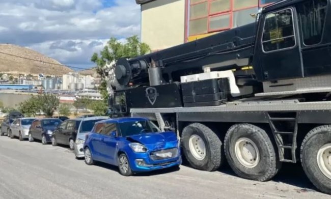 Αναστάτωση στο Κερατσίνι: Γερανός έπεσε πάνω σε 10 παρκαρισμένα οχήματα - "Από τύχη δεν είχαμε θύματα"