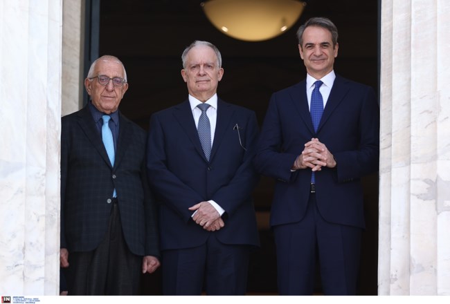 Μητσοτάκης και Κακλαμάνης περίμεναν τον Τασούλα στο περιστύλιο της Βουλής