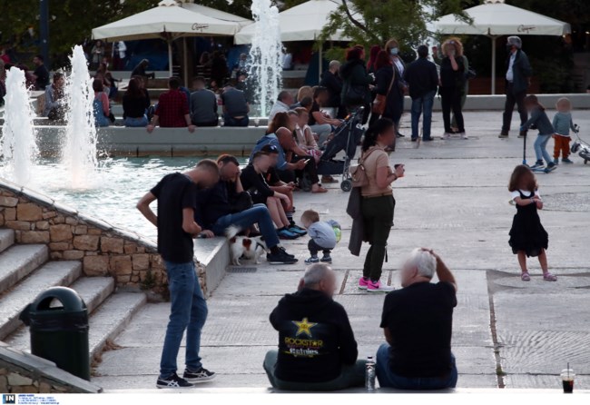 Γέμισαν από κόσμο οι πλατείες της Αθήνας - Ανησυχία ενόψει Σαββατοκύριακου [Εικόνες + Βίντεο]