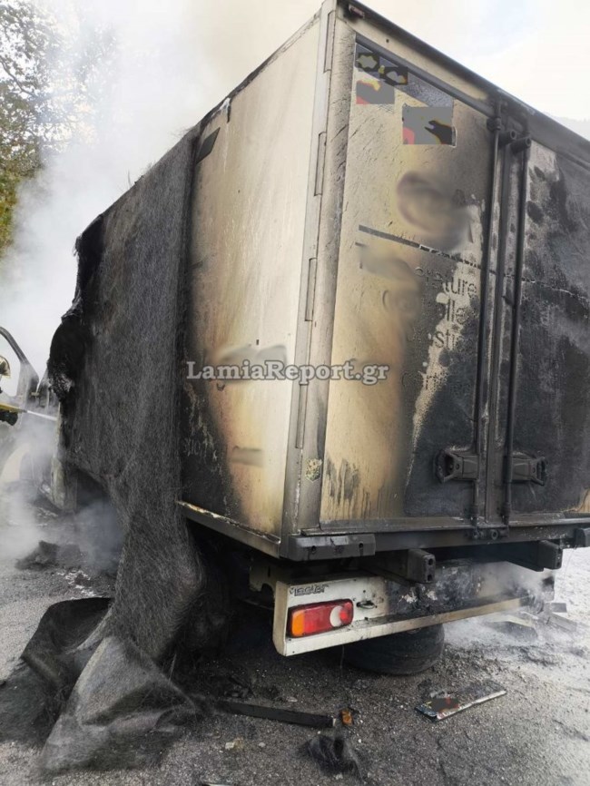Λαμία: Φορτηγό έγινε παρανάλωμα του πυρός - Εγκατέλειψε έγκαιρα ο οδηγός [εικόνες]