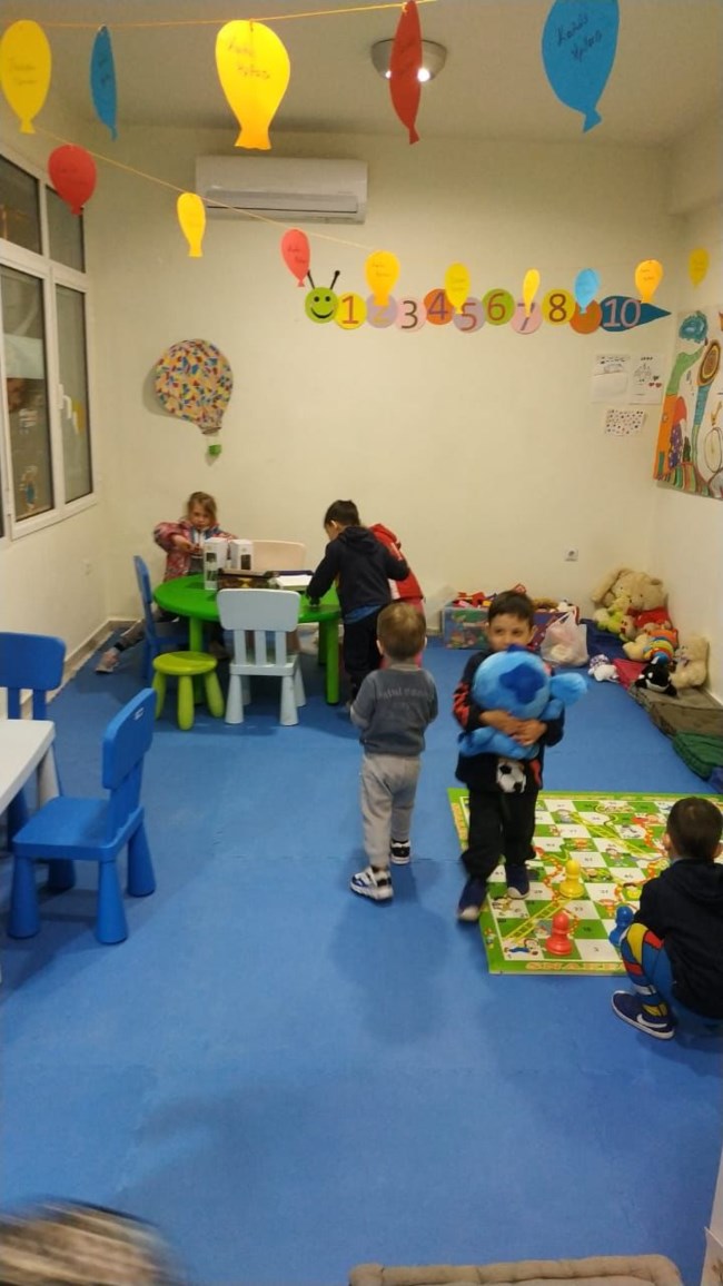 Πόλεμος στην Ουκρανία: Έφτασαν στην Ελλάδα τα πρώτα δέκα ασυνόδευτα προσφυγόπουλα [Εικόνες]