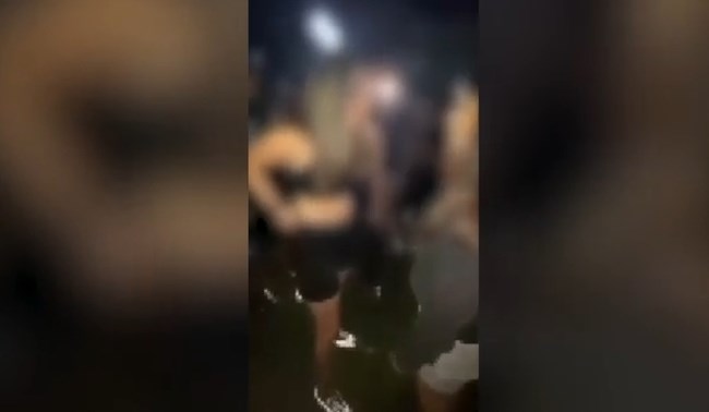 Βίντεο σοκ από τη στιγμή που ανήλικη χτυπά συνομήλική της και την αναγκάζει να γονατίσει: "Κατάλαβες τι σου λέω; Στα γόνατα"