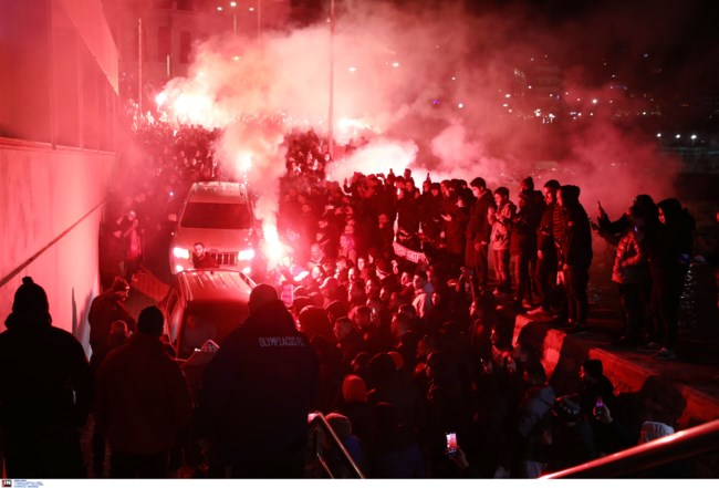 Ολυμπιακός: Ήρθε, υπέγραψε και αποθεώθηκε ο Κώστας Μανωλάς - Εκατοντάδες οπαδοί στα γραφεία της ΠΑΕ [Εικόνες - Βίντεο]