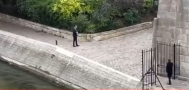 Μόνος ο Μακρόν στις όχθες του Σηκουάνα: Ο Γάλλος πρόεδρος περπατάει σκεπτικός μετά την παραίτηση Λεκορνί