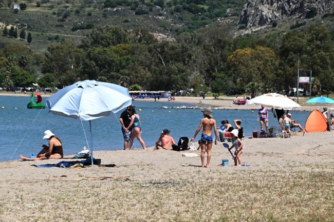 Το αδιαχώρητο στις παραλίες της Αττικής - Εικόνες καλοκαιριού με 30 βαθμούς Κελσίου