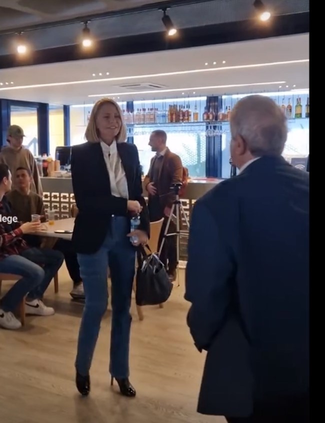 Τζένη Μπαλατσινού: Πανύψηλη και στιλάτη με business look - Το cargo denim, το μεσάτο σακάκι και τα μαύρα booties
