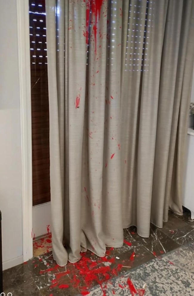 Επίθεση στο γραφείο του βουλευτή Χάρη Θεοχάρη - "Οι θρασύδειλοι τραμπούκοι δεν μας φοβίζουν"
