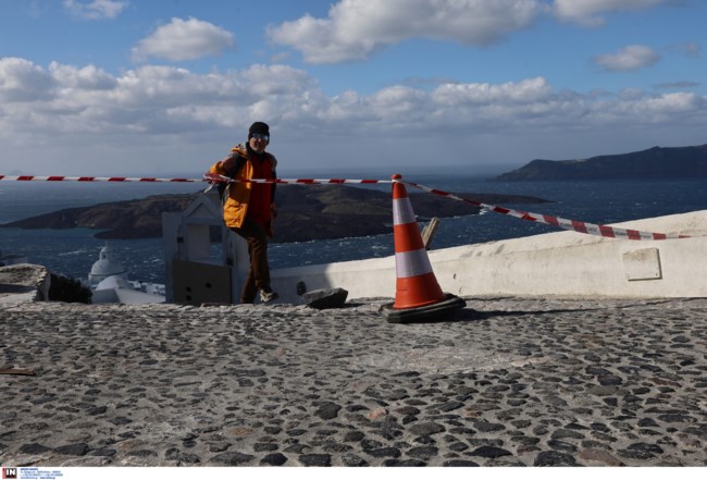 Σαντορίνη κορδέλες στα σοκάκια