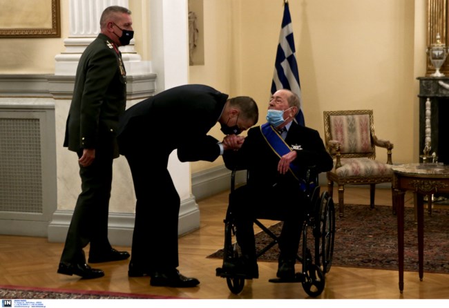 Ιάκωβος Τσούνης: Η συγκλονιστική φωτογραφία με τον υφυπουργό Άμυνας Αλκιβιάδη Στεφανή να του φιλά το χέρι
