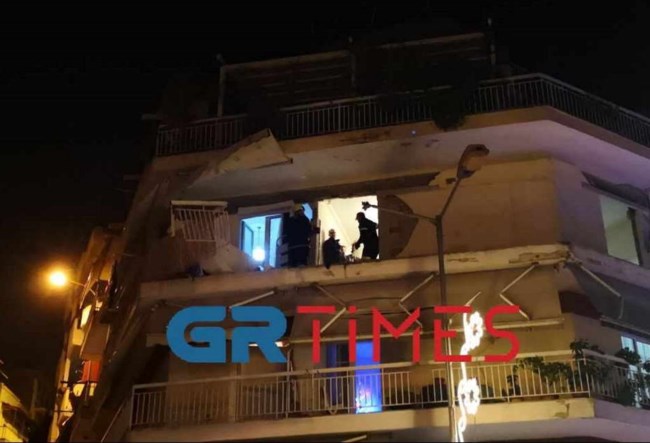 Ισχυρή έκρηξη στη Θεσσαλονίκη: Κάγκελα βρέθηκαν απέναντι, εκσφενδονίστηκαν κουφώματα- Ένας τραυματίας με πολλά εγκαύματα