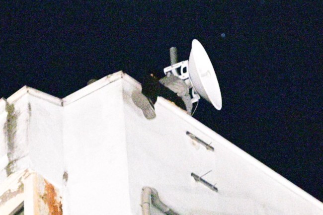 Πανικός στο κέντρο της Λάρισας: Άνδρας απειλεί να πέσει από όροφο κτηρίου – Eικόνες και βίντεο