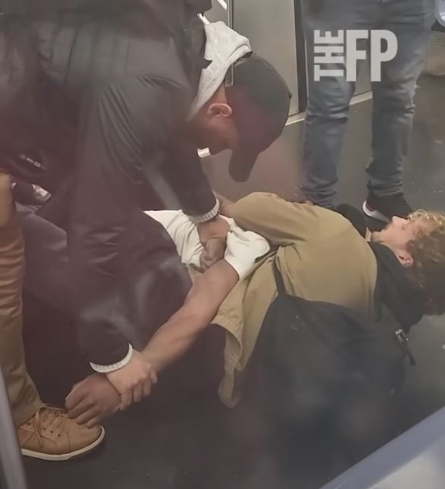 Σάλος και οργή στις ΗΠΑ: Αθώος ο πρώην πεζοναύτης που έπνιξε με κεφαλοκλείδωμα στο Μετρό τον Τζόρνταν Νίλι