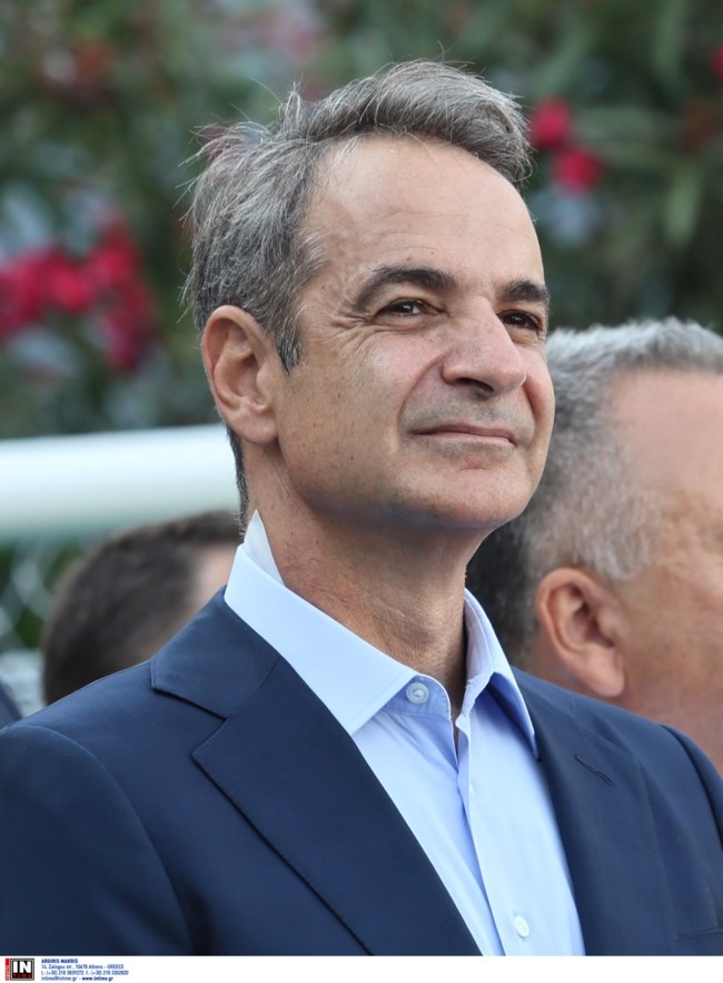 Στον αγιασμό του 8ου Δημοτικού Ν. Φιλαδέλφειας ο Μητσοτάκης με έμπλαστρο στον αυχένα - Επαθε ψύξη στη ΔΕΘ [εικόνες]