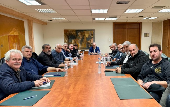 Τι αλλάζει στις λαϊκές αγορές: Συνάντηση Θεοδωρικάκου με πωλητές και παραγωγούς στο Υπουργείο Ανάπτυξης