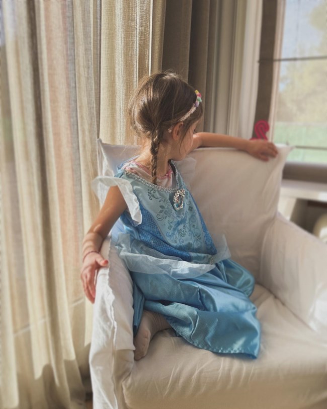 Δούκισσα Νομικού: Η καστανόξανθη κόρη της Αναστασία Θεοδωρίδη ντύθηκε πριγκίπισσα Έλσα - Ποζάρει στο φωτεινό σαλόνι τους