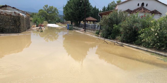 Κακοκαιρία στα Τρίκαλα: Υπερχείλισε ο Πηνειός, πλημμύρισε το Ρίζωμα - Πρωτοφανείς εικόνες για Ιούλιο [Εικόνες+Βίντεο]